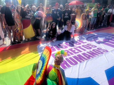 Ao lado de público presente, integrantes do Ministério dos Direitos Humanos e da Cidadania apresentaram bandeira LGBTQIA+ com a marca do Disque 100 (Foto: Gustavo Gloria - Ascom/MDHC)