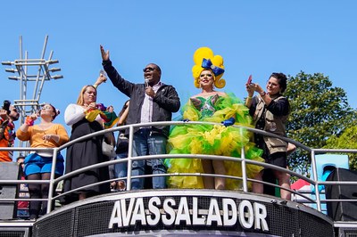 De cima do trio, Silvio Almeida conclamou todas as famílias brasileiras contra o ódio e a violência (Foto: Gustavo Gloria - Ascom/MDHC)