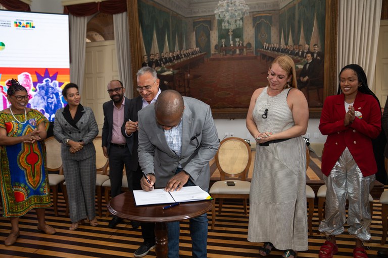 Convênio foi assinado pelo ministro Silvio Almeida e pelo prefeito de Belém, Edmilson Rodrigues (Foto: Gustavo Gloria - Ascom/MDHC)