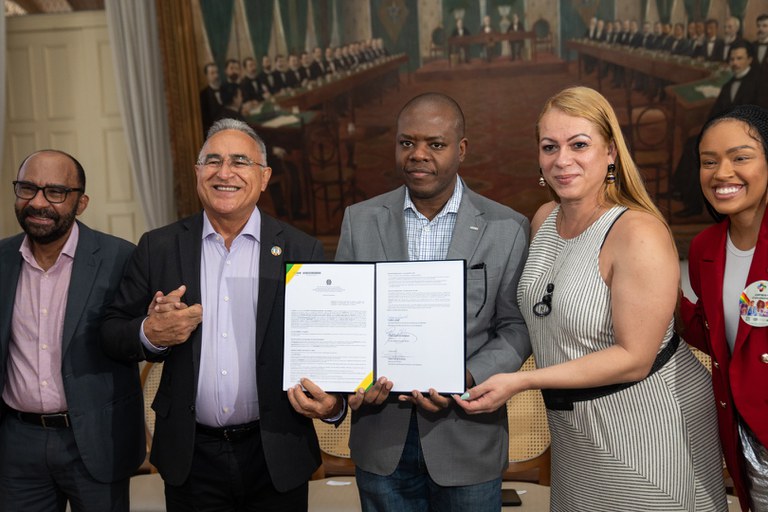 Convênio foi assinado pelo ministro Silvio Almeida e pelo prefeito de Belém, Edmilson Rodrigues (Foto: Gustavo Gloria - Ascom/MDHC)