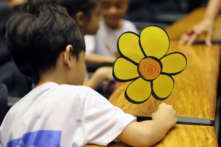 A flor amarela e laranja é símbolo do enfrentamento ao abuso e à exploração sexual de crianças e adolescentes