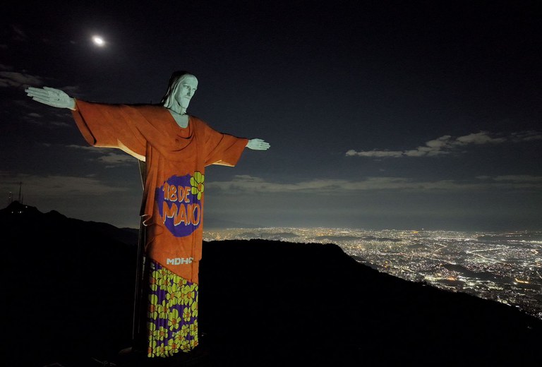 Símbolos da Campanha 18M iluminam o Cristo Redentor nesta noite