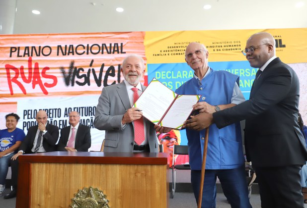 O presidente Lula, o padre Júlio Lancellotti e o ministro Silvio Almeida durante lançamento do Ruas Visíveis (Foto: Clarice Castro) 