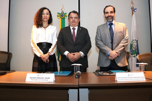 Rita Oliveira com representantes da PGE/RJ (Foto: Paulo Vitor) 