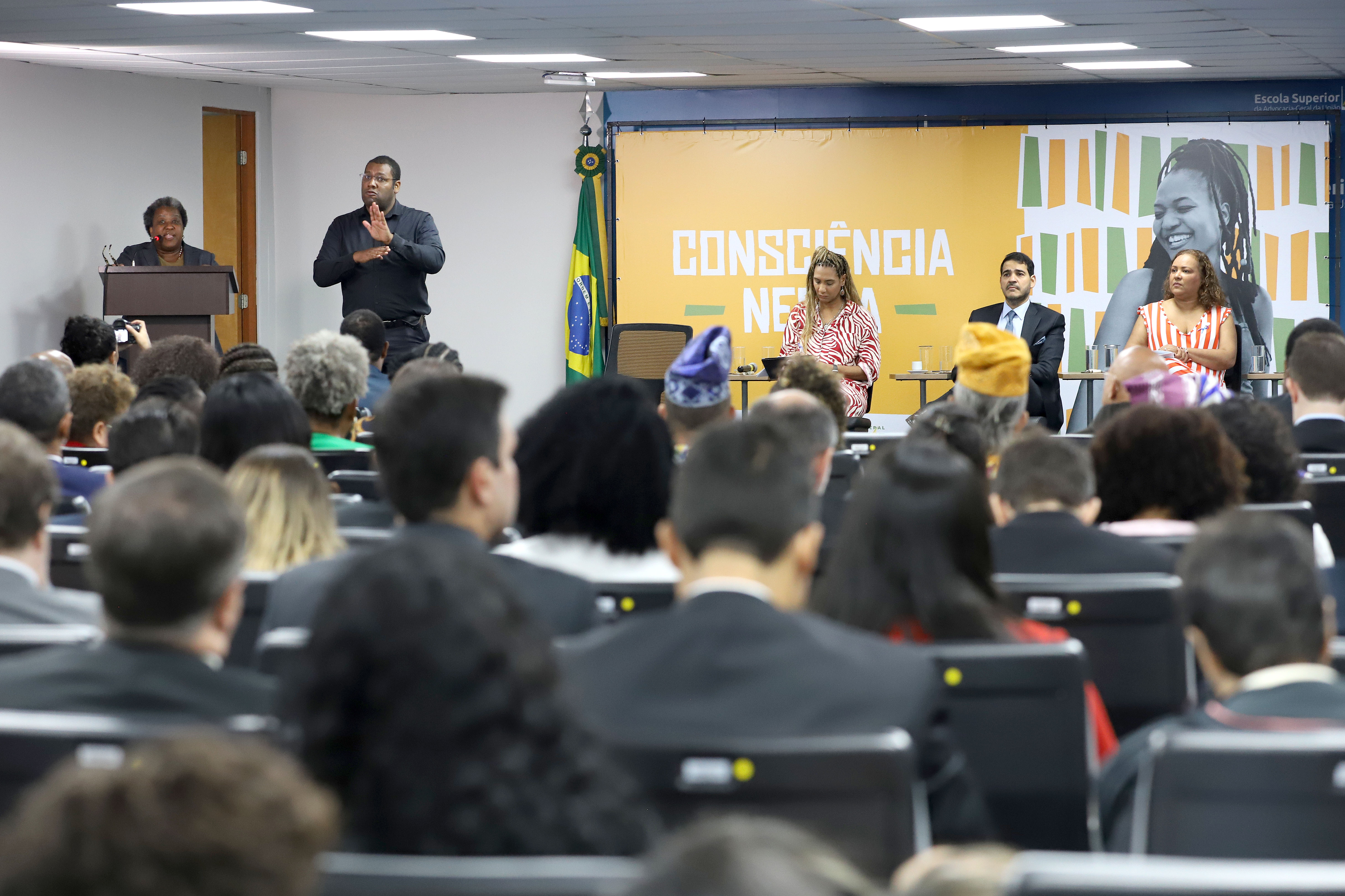 Em evento comemorativo ao Dia da Consciência Negra, o Governo Federal também lançou a plataforma JurisRacial, um repositório digital que compila e disponibiliza documentos jurídicos sobre a temática racial