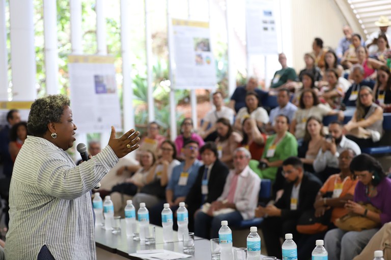 Na UnB, Macaé Evaristo defende escola pública emancipatória e humanizada