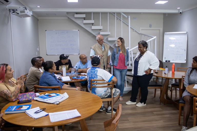 Em SP, ministra Macaé Evaristo conhece projetos sociais de atenção à população de rua