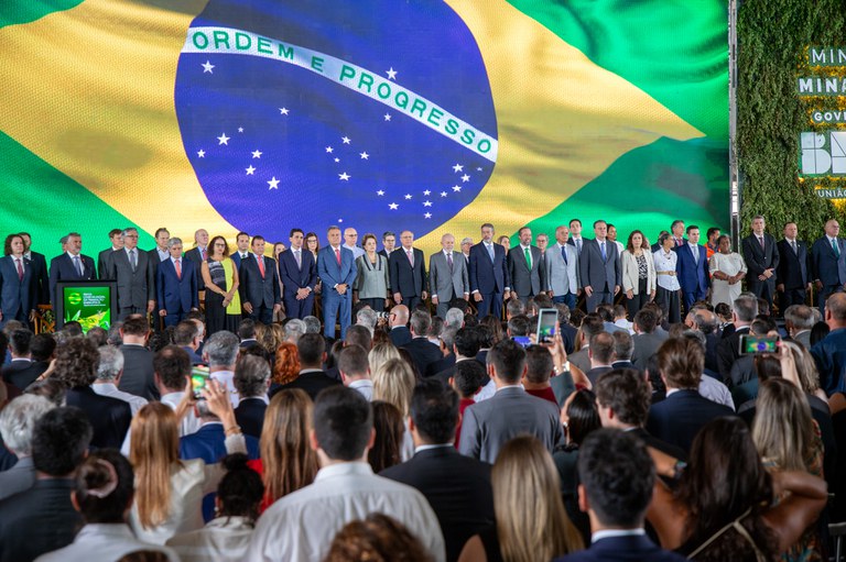 Macaé Evaristo celebra com Lula, ministros e parlamentares a sanção da lei do Combustível do Futuro