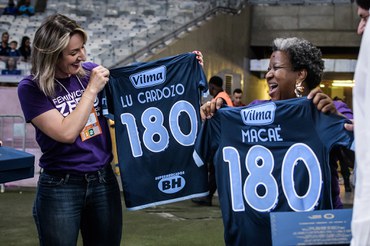 As representantes dos governo federal mostram camisas personalizadas com o mote da campanha  (Foto: Gustavo Aleixo/Cruzeiro)