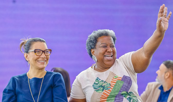 Macaé Evaristo ao lado da primeira-dama Janja