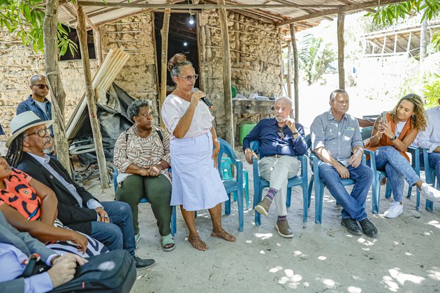 Ministra Macaé, Lula e demais integrantes da comitiva na visita à comunidade Mamuna (Foto: Ricardo Stuckert - PR)