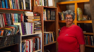 Vera mantém uma pequena biblioteca comunitária e oferece aulas de reforço (Foto: Gabriela Matos/MDHC)