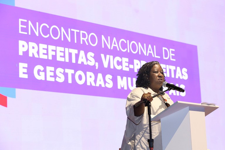 Ministra Macaé Evaristo reforça compromisso com os direitos humanos em encontro com prefeitas