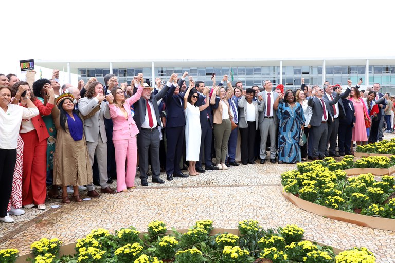 8 de janeiro: atos no Palácio do Planalto e na Praça dos Três Poderes reafirmam importância da defesa da democracia e do respeito às instituições