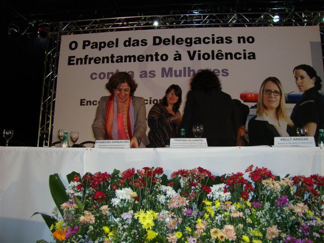 Secretária Aparecida Gonçalves (à esquerda) encerra encontro nacional de delegacias Foto: Juliana Camelo/SPM