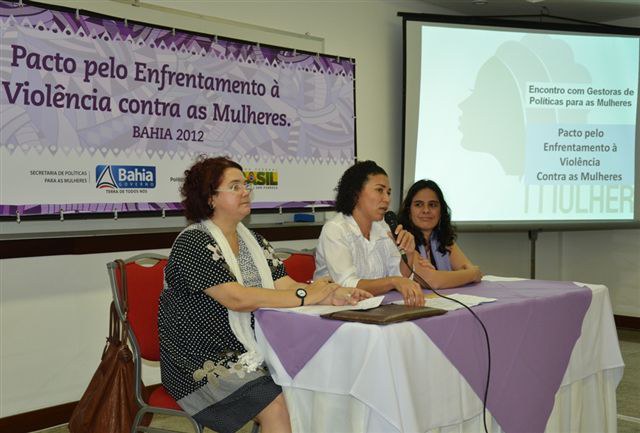 Diretora da SPM Karina Morelli (com lenço lilás) faz diálogo com gestoras estaduais e municipais da Bahia Foto: Ascom/SPM-BA 