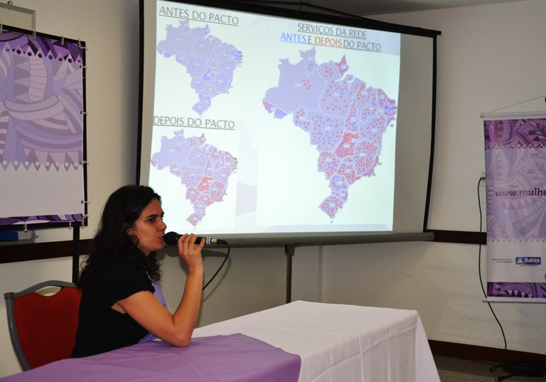 Diretora da SPM Karina Morelli faz apresentação do Pacto Nacional de Enfrentamento à Violência contra as Mulheres Foto: Kledir Costa/Ascom SPM-BA