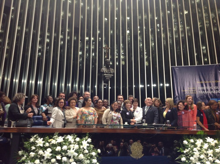 Executivo, Legislativo e trabalhadoras domésticas comemoram fim da desigualdade de direitos e alteração na Carta Magna do país  Foto: Isabel Clavelin/SPM