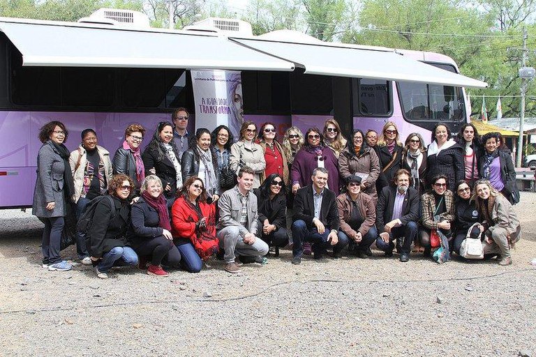 Na Semana Farroupilha, visitantes de evento, que reúne um milhão de pessoas, conferem ônibus que levarão a Lei Maria da Penha para o interior Foto: SPM-RS