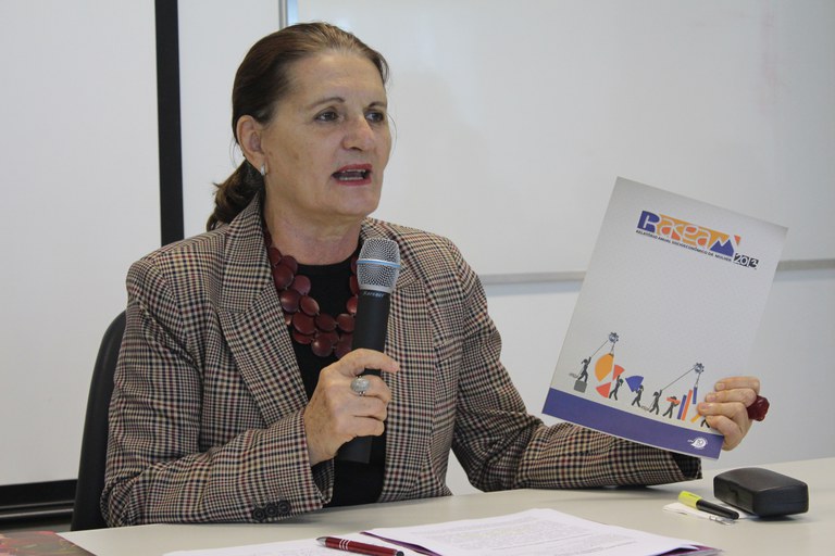 Lourdes Bandeira, secretária-executiva da SPM, apresenta o Relatório Anual Socioeconômico da Mulher (RASEAM). Foto: Raquel Lasalvia