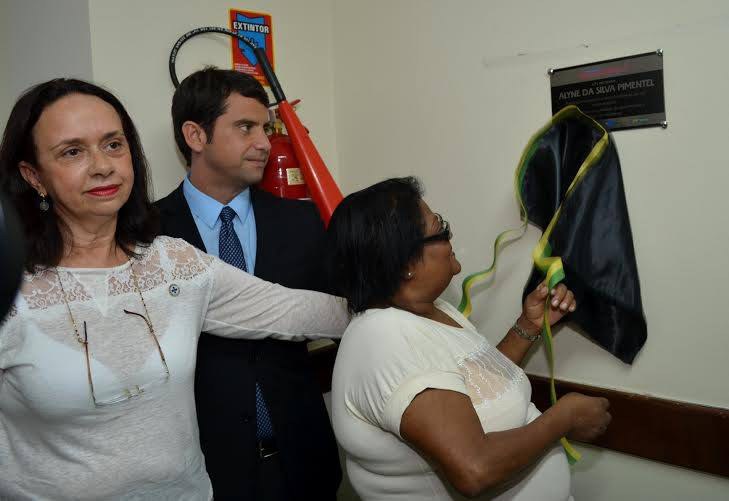 Maria de Lurdes da Silva Pimentel, mãe de Alyne, descerra placa com o nome da filha. Foto: Prefeitura de Nova Iguaçu/RJ