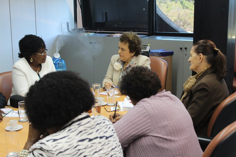 A ministra Eleonora Menicucci e a secretária-executiva da SPM, Lourdes Bandeira, receberam a delegação de parlamentares de Moçambique. Foto: Raquel Lasalvia/SPM