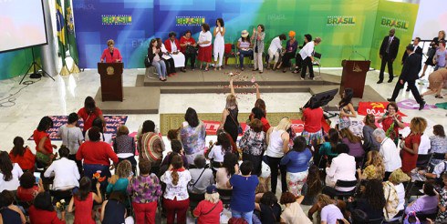 ‘Mulheres em Defesa da Democracia’ fazem ato no Planalto