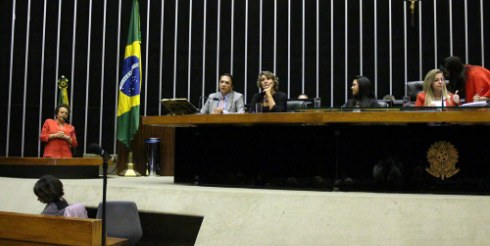 Legenda: Abertura da sessão solene na Câmara do Deputados em homenagem às mulheres que resistiram ao regime militar