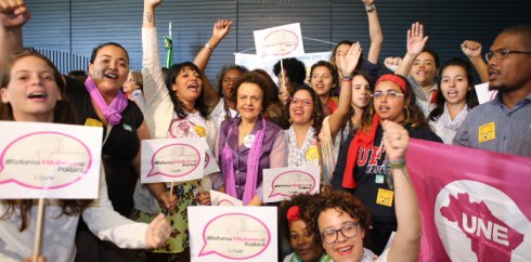 Ministra com estudantes e representantes de movimentos sociais na defesa de mais mulheres na política 