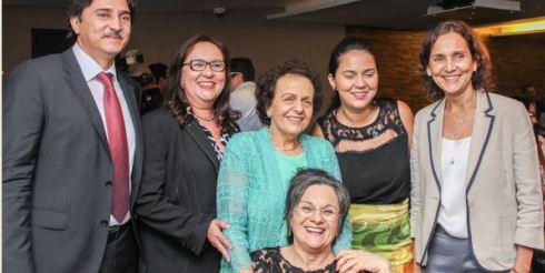 Ministra Eleonora Menicucci com Maria da Penha, a vice-governadora do Ceará Isolda Coelho, a coordenadora de Políticas Públicas para as Mulheres do Estado do Ceará Camila Silveira, o prof. José Raimundo (UFC) e a pró-reitora de extensão da UFC Márcia Machado.