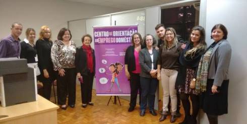 A ministra Eleonora Menicucci visita centro de atendimento que busca oferecer orientação jurídica a empregados e empregadores. 