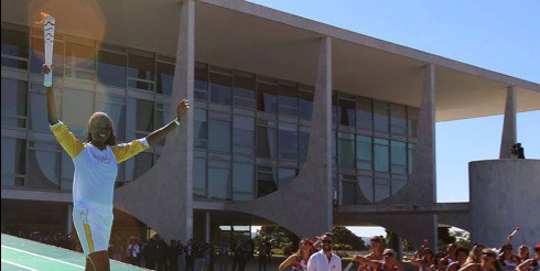 A bicampeã olímpica Fabiana Claudino desce a rampa do Planalto com a tocha