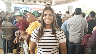 A filha de agricultores Maria José Félix comemora a chegada da água: plantio mais eficiente