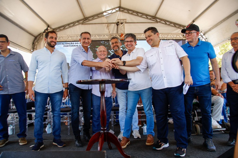 Ministro Waldez Góes assina ordem de serviço para obras de revitalização da orla de Santana, no Amapá (Foto: Márcio Pinheiro)