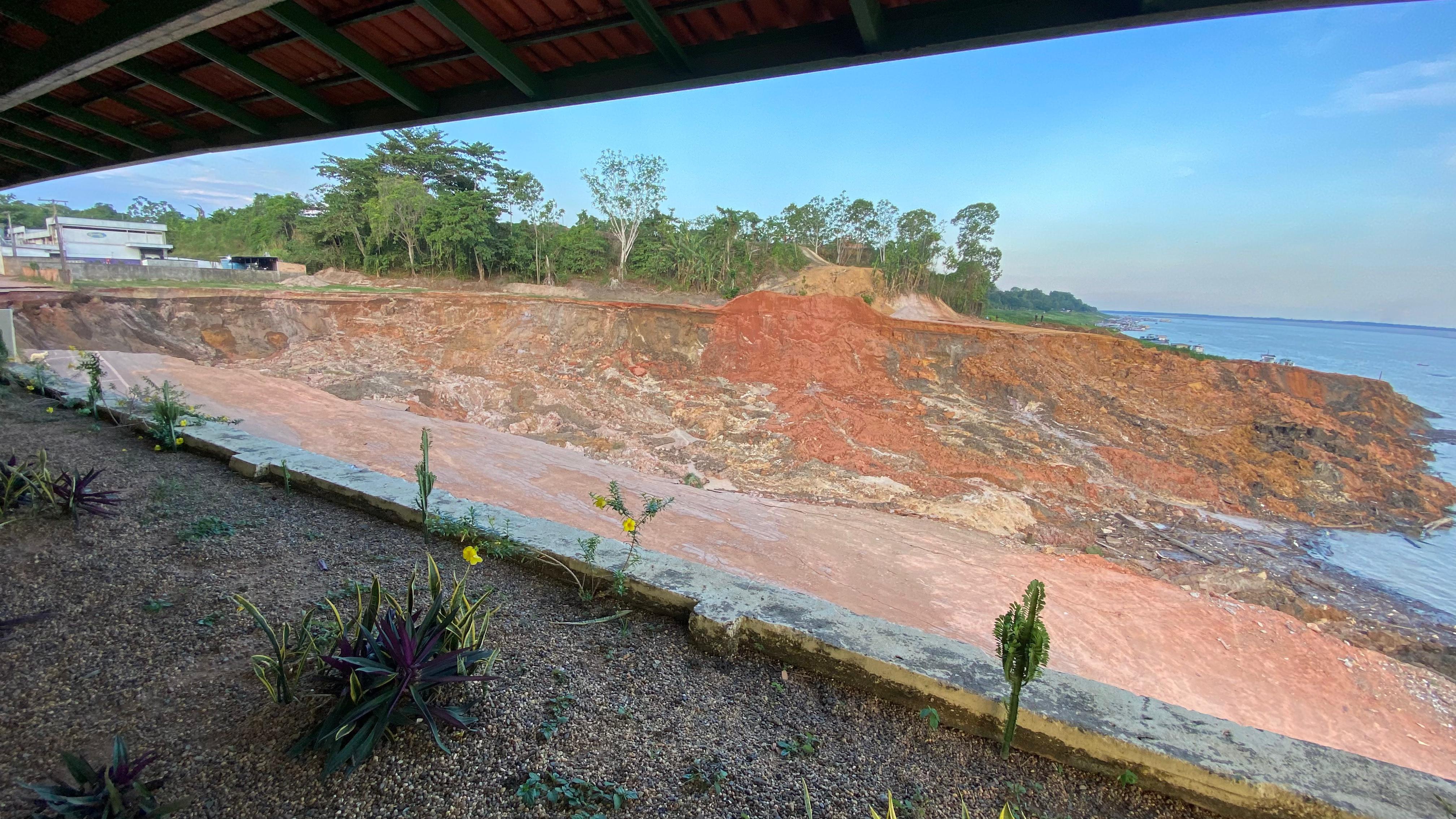 O deslizamento de terra abriu uma cratera na orla e atingiu parte do Porto da Terra Preta. (Foto: Divulgação/Gade)