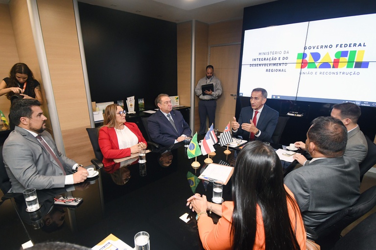 Ministro Waldez Góes se comprometeu a visitar as três cidades quando as obras estiverem próximas da entrega. (Foto: Carlos Moura/MIDR)