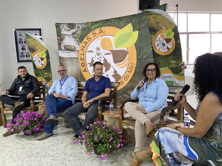 Foto com membros do MIDR e produtores capixabas