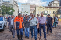 Ministro Waldez Góes acompanha os trabalhos de limpeza das ruas de Porto Alegre
