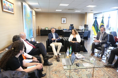 O ministro Waldez Góes também se reuniu com a deputada Jandira Feghali e o prefeito de Petrópolis(RJ), Rubens Bomtempo: ações do MIDR no município (Foto:Dênio Simões/MIDR)
