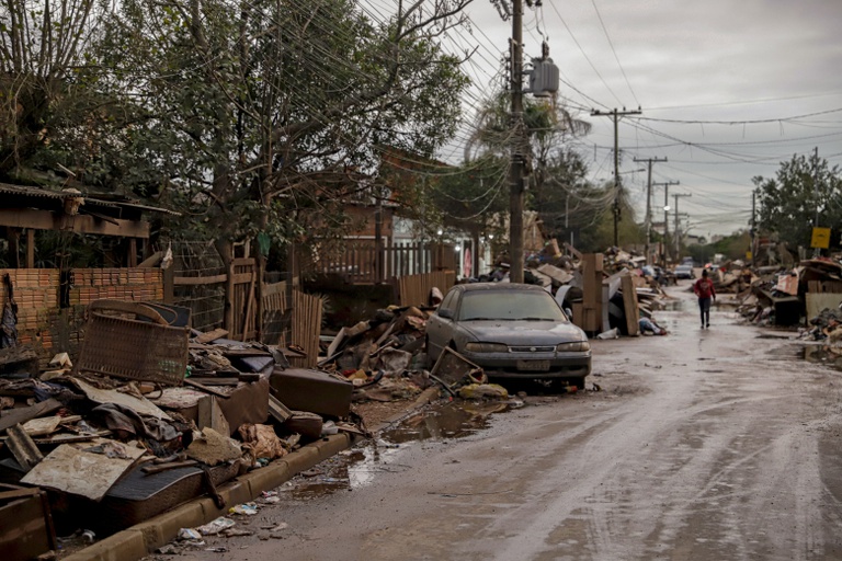 foto de uma rua com destroços devido a desastre ambiental