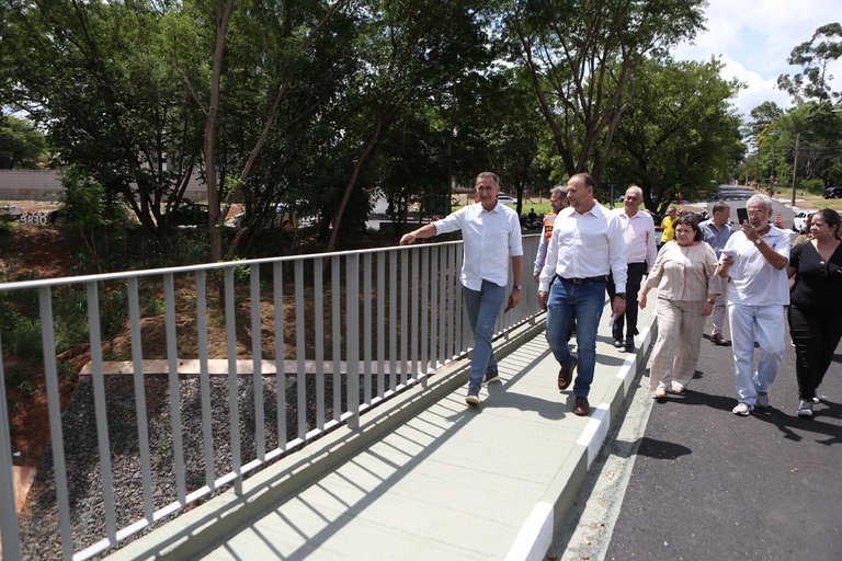 Waldez Góes e prefeito Edinho caminharam pela ponte reconstruída