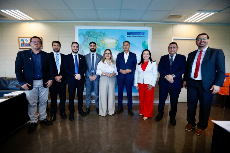 foto do Ministro Waldez Góes , deputada federal Professora Goreth e  reitores dos Institutos Federais da Região Norte