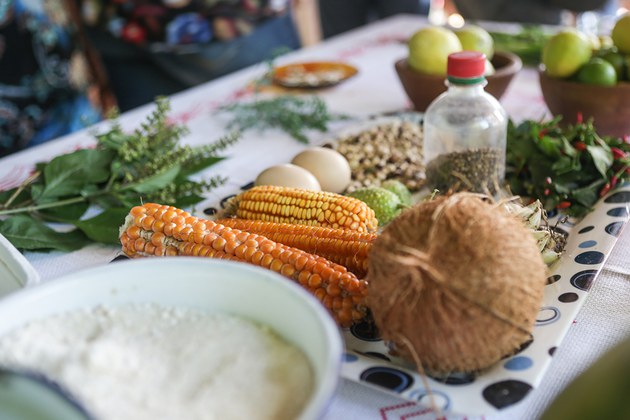 Mesa com alimentos, envolve milho, farinha, cocô etc..