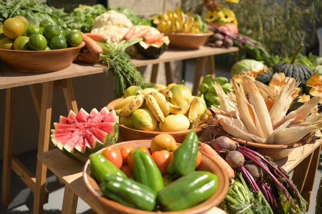 Imagem representando alimentos saudáveis, incluindo os seguintes alimentos: Melancia, Laranja, Pimentão etc..