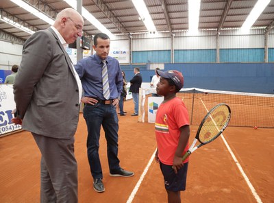 O ministro Osmar Terra visita quadra de tênis na cidade gaúcha