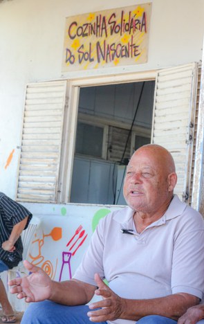 O aposentado Dorvalino da Silva, além de garantir o alimento, se ofereceu para ajudar na horta da cozinha (Foto: André Oliveira / MDS)