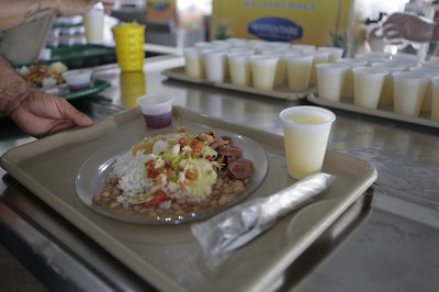 Restaurantes populares oferecem alimentação balanceada para o público