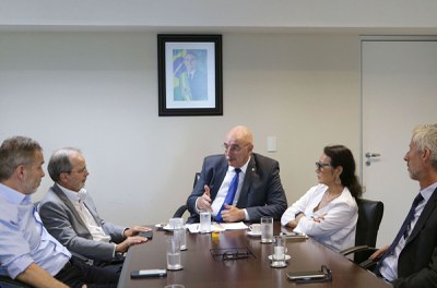 O ministro Osmar Terra, ao lado da secretária Ely Harasawa e do professor Cesar Victora, em reunião com representantes do BID