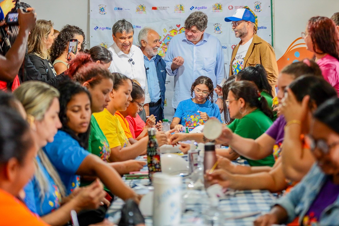 Ministro conversou com população no CRAS XV de Maio, conheceu projetos desenvolvidos no local e visitou a Fundação Gol de Letra