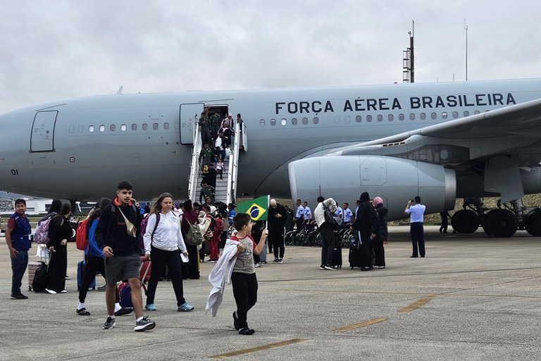 Chegada do quinto voo de repatriação de brasileiros e familiares à Base Aérea de São Paulo, na manhã desta segunda-feira, 14 de outubro. Foto: FAB / Divulgação